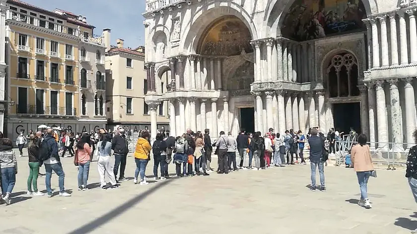 Turisti in coda per entrare a visitare la Basilica di San Marco. La mancanza di turisti nell’ultimo anno ha inciso profondamente sulle casse della Basilica