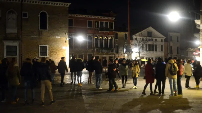 Giovani in campo Santa Margherita a Venezia