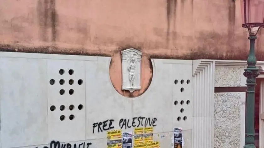 Le scritte comparse sulla sede di San Sebastiano