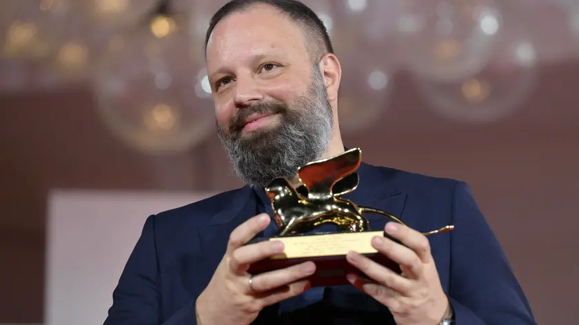 Yorgos Lanthimos con il Leone d'Oro 2023 per il film Povere creature! (Poor Things)