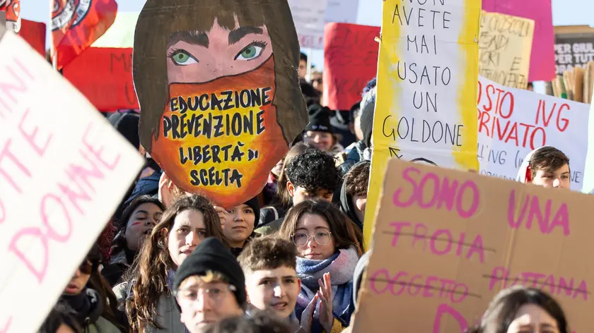 Gli studenti medi in corteo il 25 novembre, giornata contro la violenza sulle donne