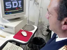 20050524 - PONTEDERA - PISA - CRO - PEDOPORNOGRAFIA: SITO WEB SEGRETO,186 INDAGATI IN 16 REGIONI. Un agente della Polizia di Stato controlla al computer alcuni siti internet, oggi a Pontedera, in provincia di Pisa. Scaricavano da un sito Internet 'segreto', non presente nei motori di ricerca web e al quale si poteva avere accesso soltanto con una password, filmati con bambine di eta' compresa tra i 4 e gli 8 anni vittime di abusi sessuali e sevizie. E' l'accusa contestata a 186 indagati in 16 regione italiane nei confronti dei quali sono in corso perquisizioni compiute da polizia postale, carabinieri e guardia di finanza nell'ambito di una vasta operazione contro la pedofilia e la pedopornografia...FRANCO SILVI - ANSA - KRZ - Suicida un indagato - Un poliziotto mentre controlla un sito - Controlli della polizia su internet