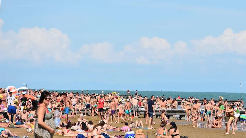 MORSEGO - DINO TOMMASELLA -JESOLO LIDO - SPIAGGIA AFFOLLATA PER LA CALURA