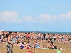 MORSEGO - DINO TOMMASELLA -JESOLO LIDO - SPIAGGIA AFFOLLATA PER LA CALURA