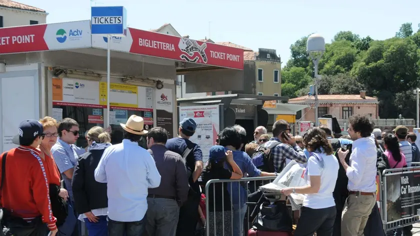 Interpress/Mazzega Pellicani Venezia, 31.05.2014.- Lunghe code agli imbarchi pontili ACTV della Ferrovia.-