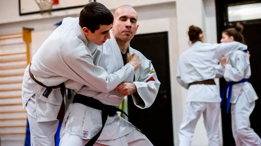 Foto Agenzia Candussi - CRUCCU - MESTRE VIA DEL GAZATO -MESTRE IL VICECAMPIONE ITALIANO DI JUDO ROBERTO LACHIN CONQUISTA LA CINTURA NERA. IN FOTO ROBERTO LACHIN.DURANTE UN ALLENAMENTO CON IL SUO FEDELE COMPAGNO MARCO SALVINI.