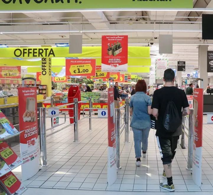 Foto Agenzia Candussi/ Scattolin/ Mestre/ Centro commerciale Auchan aperto il 25 aprile