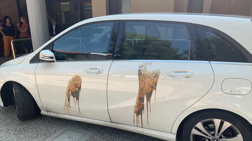 L'auto della professoressa danneggiata con l'acido