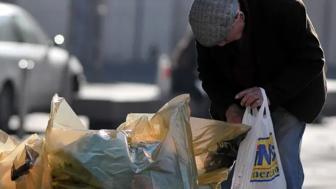 20100413 - ROMA - SOI- AMBIENTE:ECOPOLIS;COME MANGIA CITTA',40% RIFIUTI E PIU'OBESI- nella immagine di archivio un anziano fruga tra i rifiuti del mercato di piazza S. Cosimato a Trastevere a Roma. L'attenzione del consumatore si dirige prima di tutto su gusto, sicurezza e qualità, eppure in città non si mangia poi così bene, senza contare lo spreco legato ai consumi e i problemi alla salute: il 30-40 per cento del cibo finisce nella spazzatura mentre continua a salire il numero di obesi per i quali la spesa sanitaria in Europa è pari al 7%. E' questo, in sintesi, quanto emerge dal convegno 'La citta' che mangià che ha aperto Ecopolis, la manifestazione dedicata alla sostenibilità in ambiente urbano, oggi alla Fiera di Roma. ANSA /GUIDO MONTANI/ARCHVIO- COC