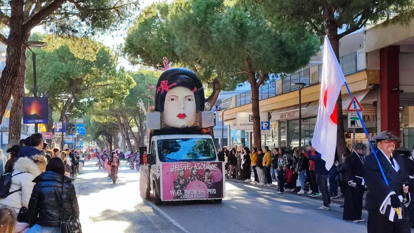 Uno dei carri sfilati a Jesolo (FOTO VIANELLO)