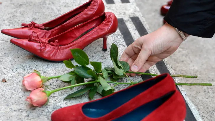 25/11/2013 Roma. Nella Giornata Internazionale per l'eliminazione della violenza contro le donne Flash mob davanti la sede Nazionale CGIL con lettura di brani " Ferite a Morte". Nella foto rose tra le scarpe rosse