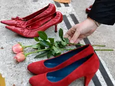 25/11/2013 Roma. Nella Giornata Internazionale per l'eliminazione della violenza contro le donne Flash mob davanti la sede Nazionale CGIL con lettura di brani " Ferite a Morte". Nella foto rose tra le scarpe rosse