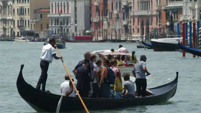 Gondolieri traghettano residenti e turisti dallo stazio di Santa Sofia a Rialto, in un'immagine di repertorio..ANSA/ANDREA MEROLA