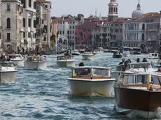 Interpress/M.Tagliapietra Venezia 25.10.2018.- Traffico di taxi in Canal Grande , Rialto.