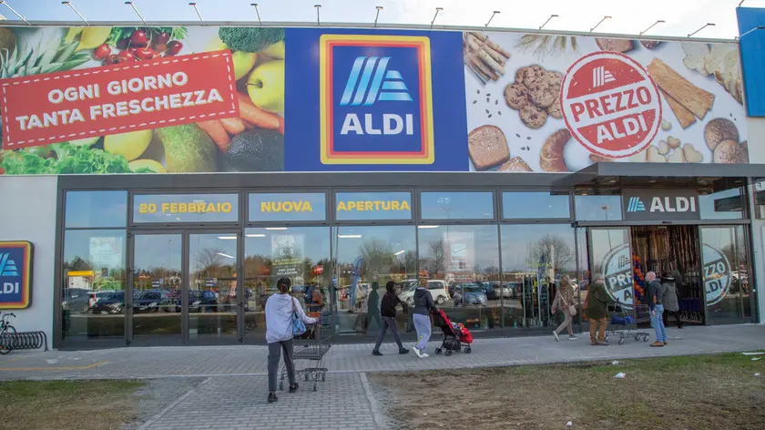Il supermercato Aldi preso di mira dal quarantenne