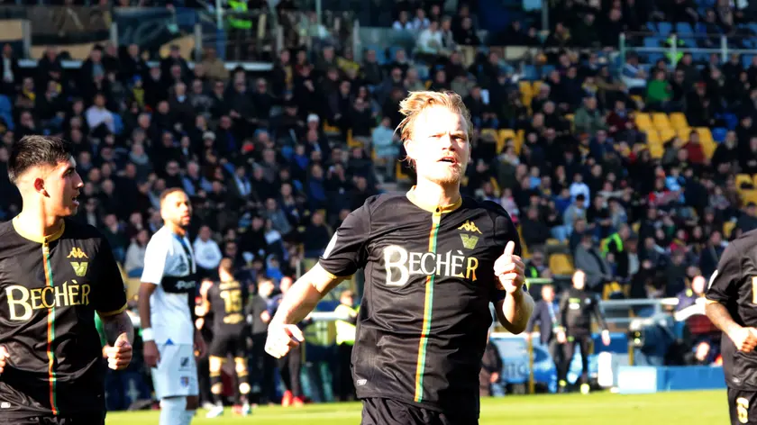 Joel Pohjanpalo dopo la rete del pareggio al Tardini di Parma: finirà 2-1 per i ducali