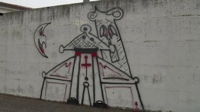 FGAVAGNIN PROVINCIA PORTOGRUARO GRAFFITI SATANICI SUL MURO DEL CIMITERO (SUMMAGA)
