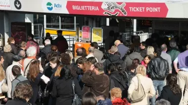 Una biglietteria Actv. A destra il ferri boat in partenza