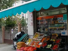 I negozi in via della Rinascita, Marghera, luogo delle aggressioni della scorsa notte.