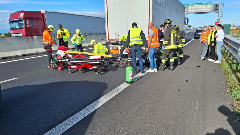 Incidente in A4: uno scooter ha tamponato un autoarticolato