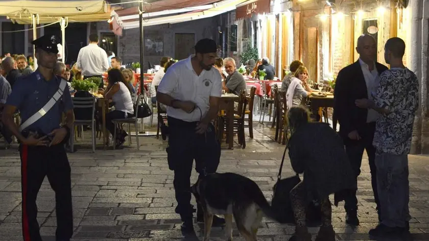 Interpress/M.Tagliapietra Venezia 22.08.2015.- Controlli Forze dell'Ordine in campo Santa Margherita. Polizia Carabinieri, Guardia di Finanza, Polizia Locale.