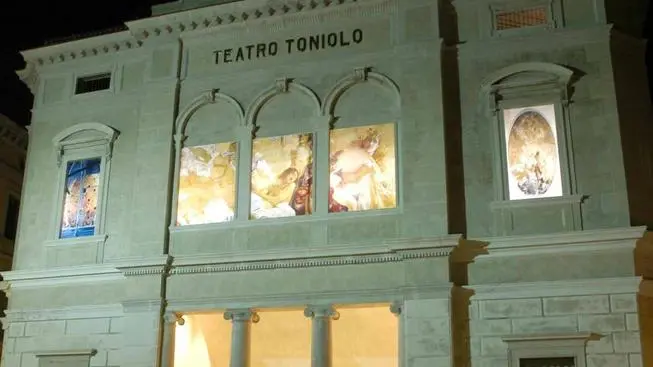 MESTRE 15.12.2003 TEATRO TONIOLO LA NUOVA FACCIATA RISTRUTTURATA......(C) Bertolin M. richiesto da LAMANTEA TEATRO TONIOLO LA NUOVA FACCIATA