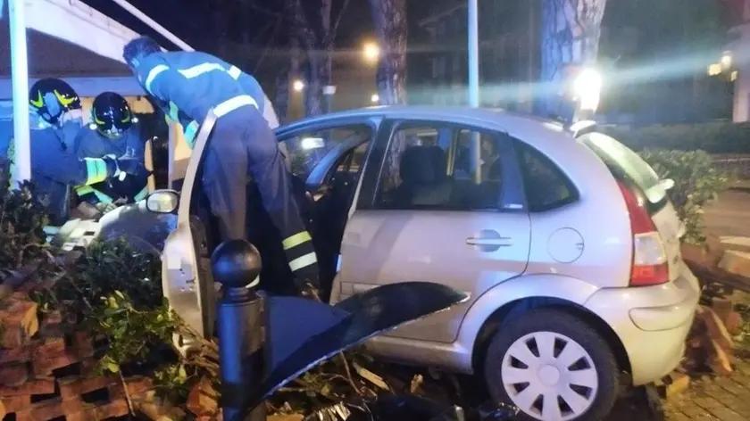 La Citroen C3 finita contro la biglietteria del Golf club