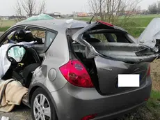 La Opel Corsa con il guardrail che l'ha perforata come una lama