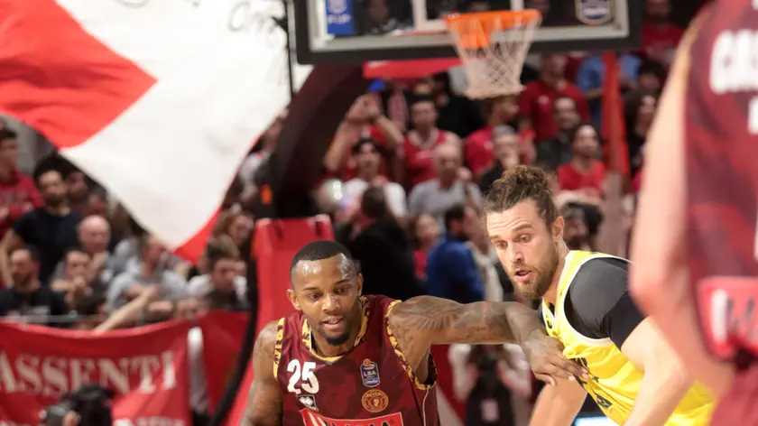 Simms, ala della Reyer, impegnato nel match di Reggio Emilia
