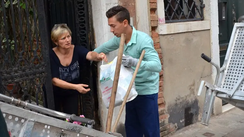 Interpress/Mazzega Venezia, 05.10.2016.- Veritas Campo San Barnaba, Dorsoduro, iniziata la raccolta rifiuti "porta a porta".-