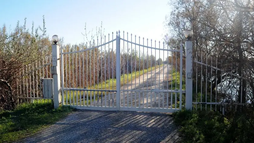 JESOLO LIDO - DINO TOMMASELLA - - COLUCCI - RAPINA IN VIA LIOMAGGIORE civico 8 e 9. Il cancello all'inizio della strada che porta alle abitazioni