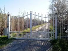 JESOLO LIDO - DINO TOMMASELLA - - COLUCCI - RAPINA IN VIA LIOMAGGIORE civico 8 e 9. Il cancello all'inizio della strada che porta alle abitazioni