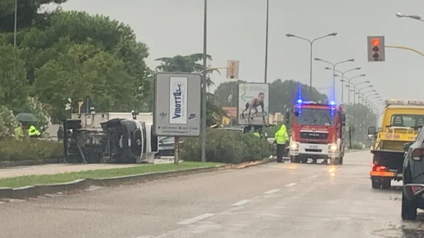 La scena dell'incidente con i primi soccorsi