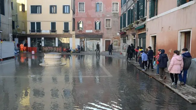 Interpress/Tagliapietra Venezia 23.01.2013.- Durante i lavori per la manutenzione gas, scoppia una tubatura dell'acqua. Campo San Cassiano allagato.