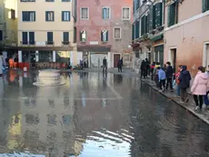 Interpress/Tagliapietra Venezia 23.01.2013.- Durante i lavori per la manutenzione gas, scoppia una tubatura dell'acqua. Campo San Cassiano allagato.