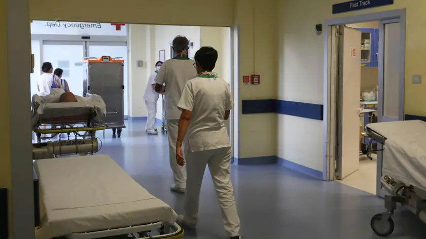Dei medici in una corsia del pronto soccorso