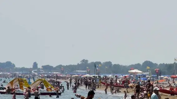 DE POLO - DINO TOMMASELLA - BIBIONE - LA SPIAGGIA INVASA DAI BAGNANTI