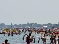 DE POLO - DINO TOMMASELLA - BIBIONE - LA SPIAGGIA INVASA DAI BAGNANTI