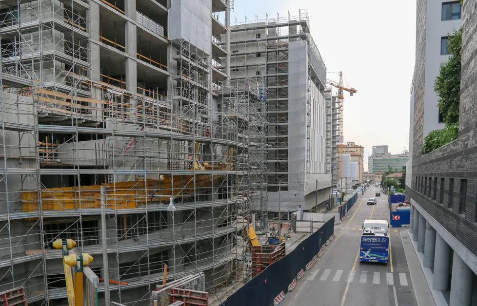 Foto Agenzia Candussi/ Furlan/ Mestre, Via Ca' Marcello/ Veduta dei cantieri per la costruzione dei nuovi alberghi