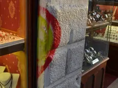 Interpress/Gf.Tagliapietra Venezia 15.01.2017.- Scritte sul ponte di Rialto anche in un negozio di oreficeria