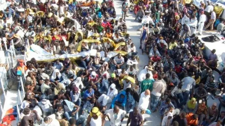 La nave Dattilo della Capitaneria di Porto con a bordo 807 migranti di varie nazionalità soccorsi in mare nei giorni scorsi arriva nel porto di Vibo Valentia, 04 ottobre 2014. Dai primi accertamenti medici le condizioni dei migranti sono buone. Al termine delle operazioni di soccorso cinque persone sono state fermate dagli agenti della squadra mobile di Vibo Valentia perchè ritenute gli scafisti dei gruppi di migranti soccorsi. ANSA/ PREFETTURA VIBO VALENTIA +++EDITORIAL USE ONLY-NO SALES+++