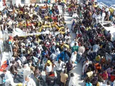 La nave Dattilo della Capitaneria di Porto con a bordo 807 migranti di varie nazionalità soccorsi in mare nei giorni scorsi arriva nel porto di Vibo Valentia, 04 ottobre 2014. Dai primi accertamenti medici le condizioni dei migranti sono buone. Al termine delle operazioni di soccorso cinque persone sono state fermate dagli agenti della squadra mobile di Vibo Valentia perchè ritenute gli scafisti dei gruppi di migranti soccorsi. ANSA/ PREFETTURA VIBO VALENTIA +++EDITORIAL USE ONLY-NO SALES+++