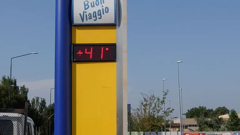 Foto Agenzia Candussi/ Scattolin/ Marghera, via Fratelli Bandiera/ Termometro segna 41 gradi