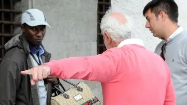 La protesta dei pittori di strada e venditori di souvenir