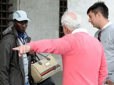 La protesta dei pittori di strada e venditori di souvenir