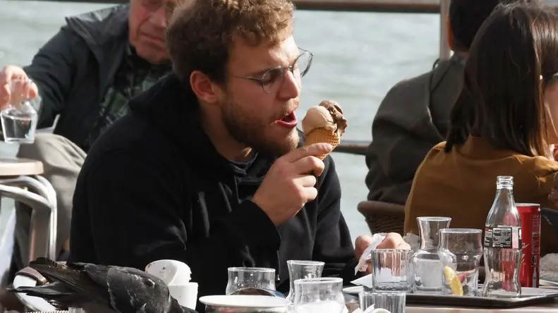 Interpress\M.Tagliapietra Venezia 05.04.2019.- Gelateria Da Nico alle Zattere. I piccioni disturbano i clienti.