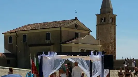 Il matrimonio in spiaggia (Foto Tommasella)