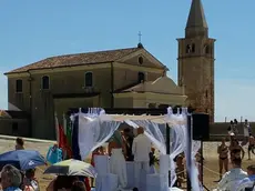 Il matrimonio in spiaggia (Foto Tommasella)