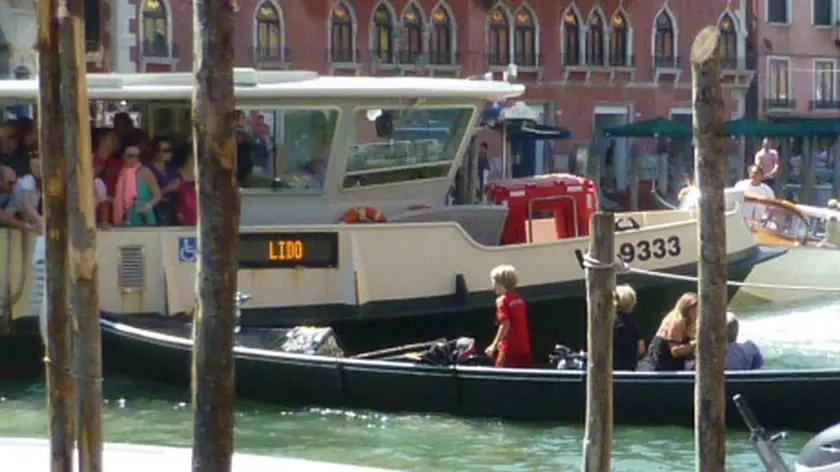 Interpress/Mazzega Vitucci Venezia, 17.08.2013.- Incidente mortale in Canal Grande, Vaporino della linea 1 sperona una gondola con quattro turisti tedeschi.- Nella foto subito dopo l'incidente