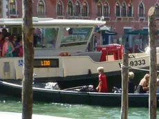 Interpress/Mazzega Vitucci Venezia, 17.08.2013.- Incidente mortale in Canal Grande, Vaporino della linea 1 sperona una gondola con quattro turisti tedeschi.- Nella foto subito dopo l'incidente